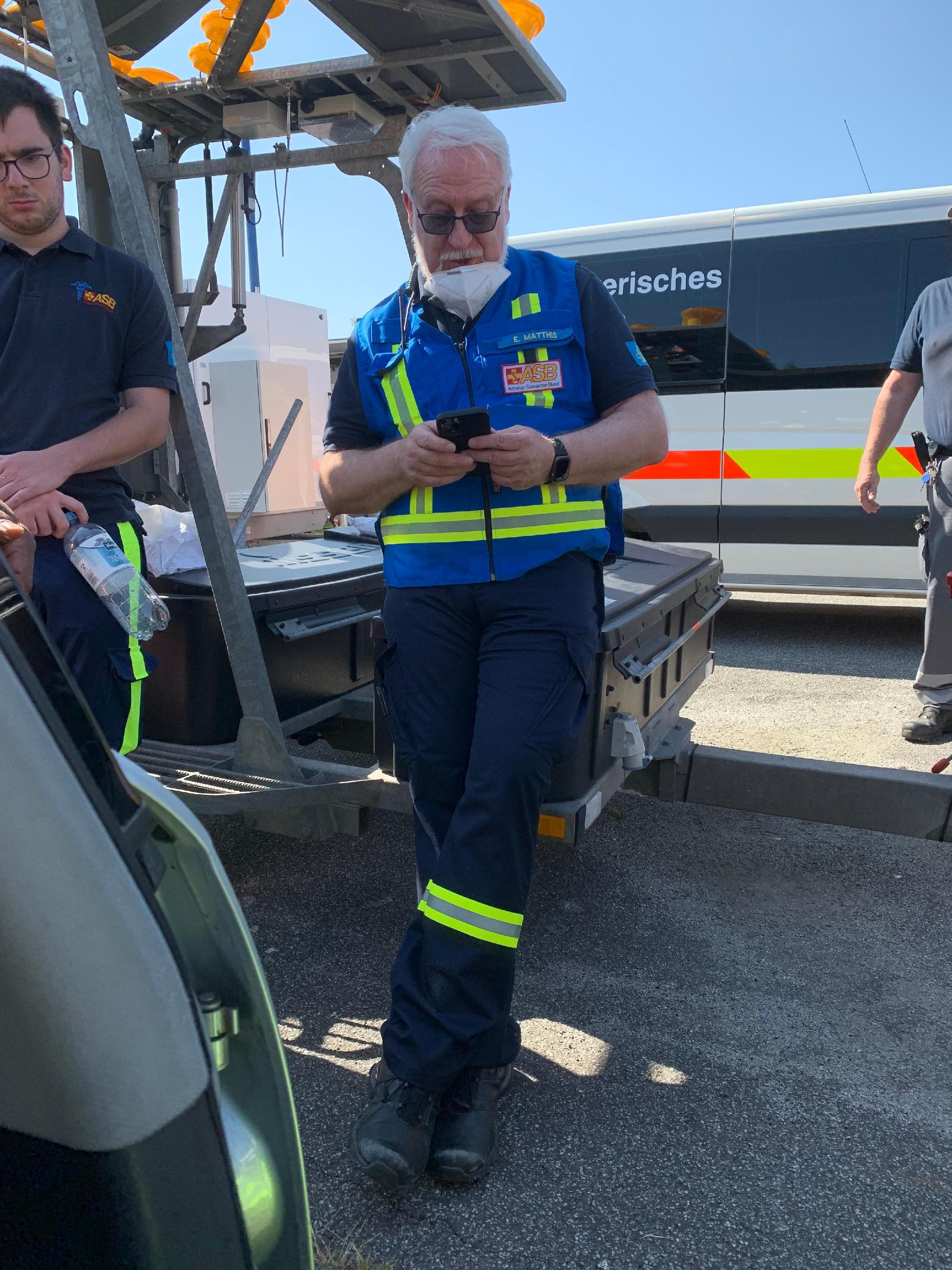Schon auf der Hinfahrt gibt es für Erich Matthis vom Bad Windsheimer ASB immer wieder etwas zu organisieren.