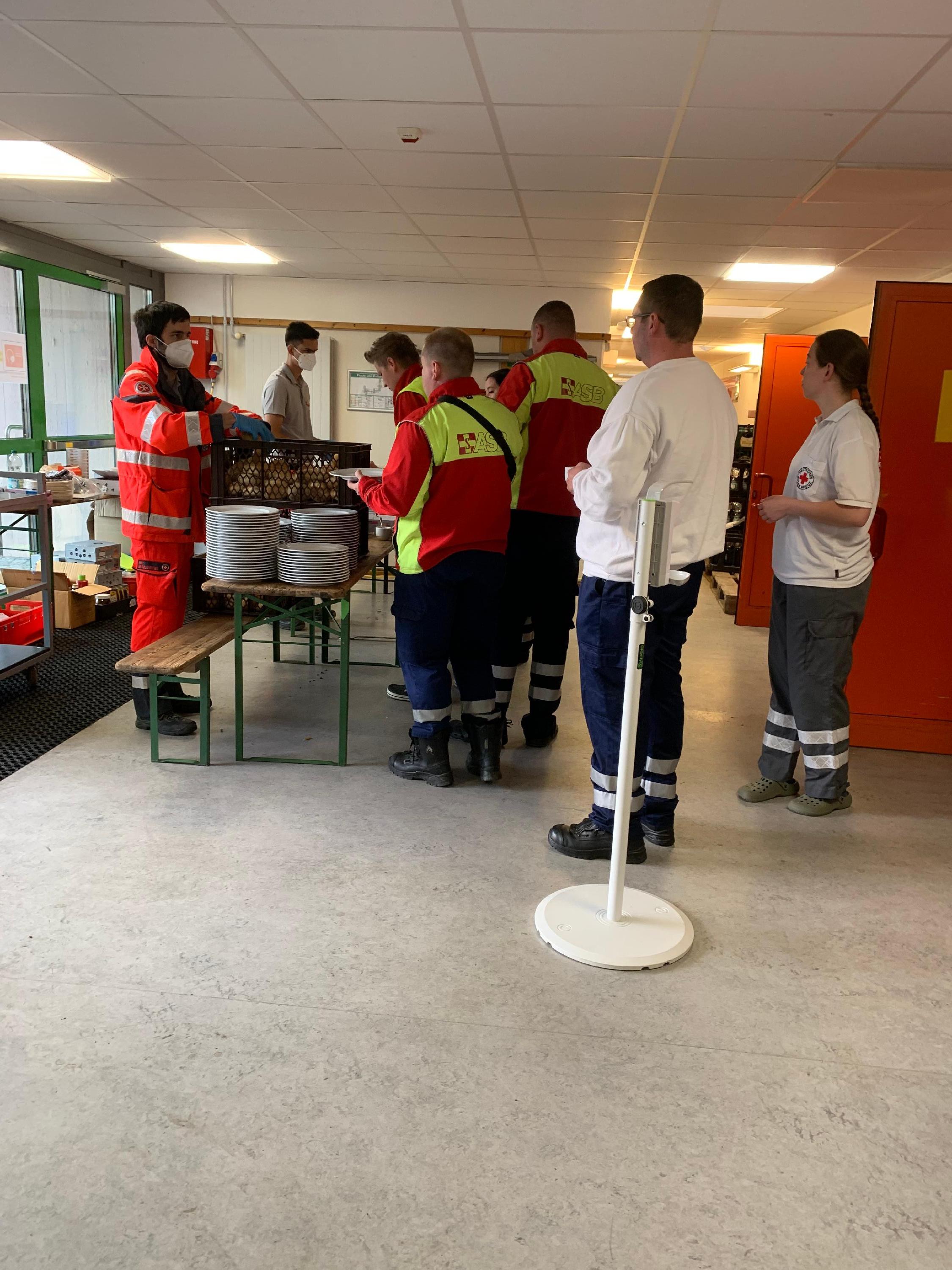 Ein nettes Wort für die müden Helfer bei der Essensausgabe, auch darin sieht das Team des ASB seine Aufgabe.