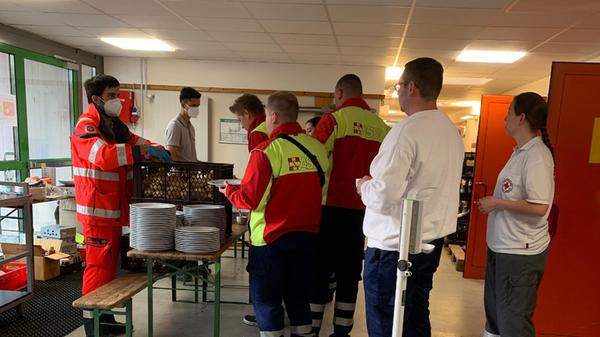 Ein nettes Wort für die müden Helfer bei der Essensausgabe, auch darin sieht das Team des ASB seine Aufgabe.