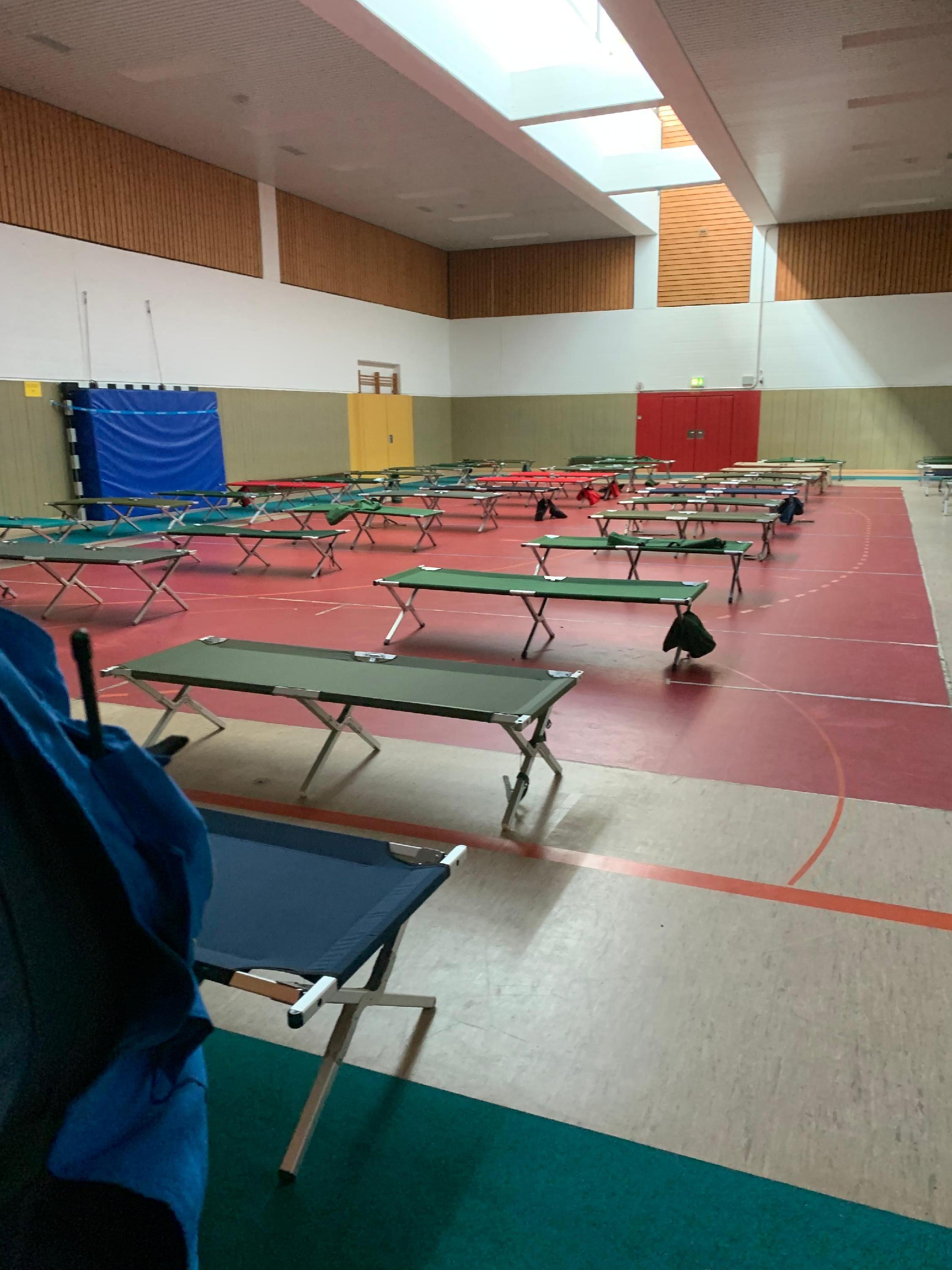 Die Helfer waren in einer Bilndenschule in Neuwied untergebracht. Neuwied selbst war nicht sehr stark vom Hochwasser betroffen. 