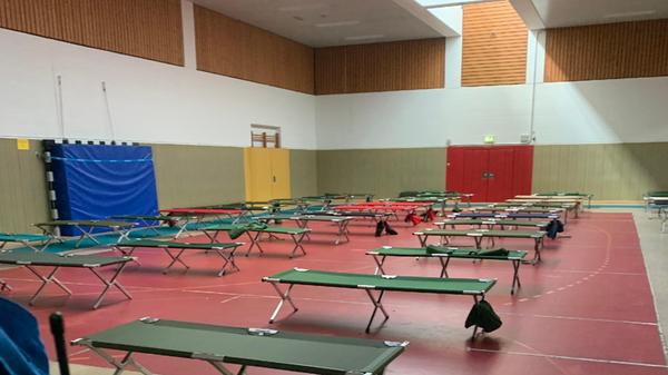 Die Helfer waren in einer Bilndenschule in Neuwied untergebracht. Neuwied selbst war nicht sehr stark vom Hochwasser betroffen.