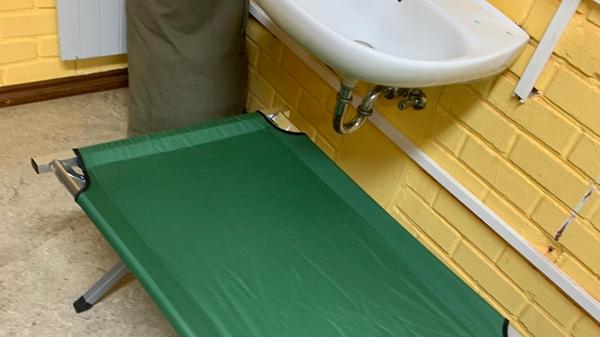 Auf einem Feldbett zu schlafen ist für Erich Matthis kein Problem. Sehr zu schätzen wusste er eine Annehmlichkeit, die man sonst für selbstverständlich hält: eine warme Dusche.