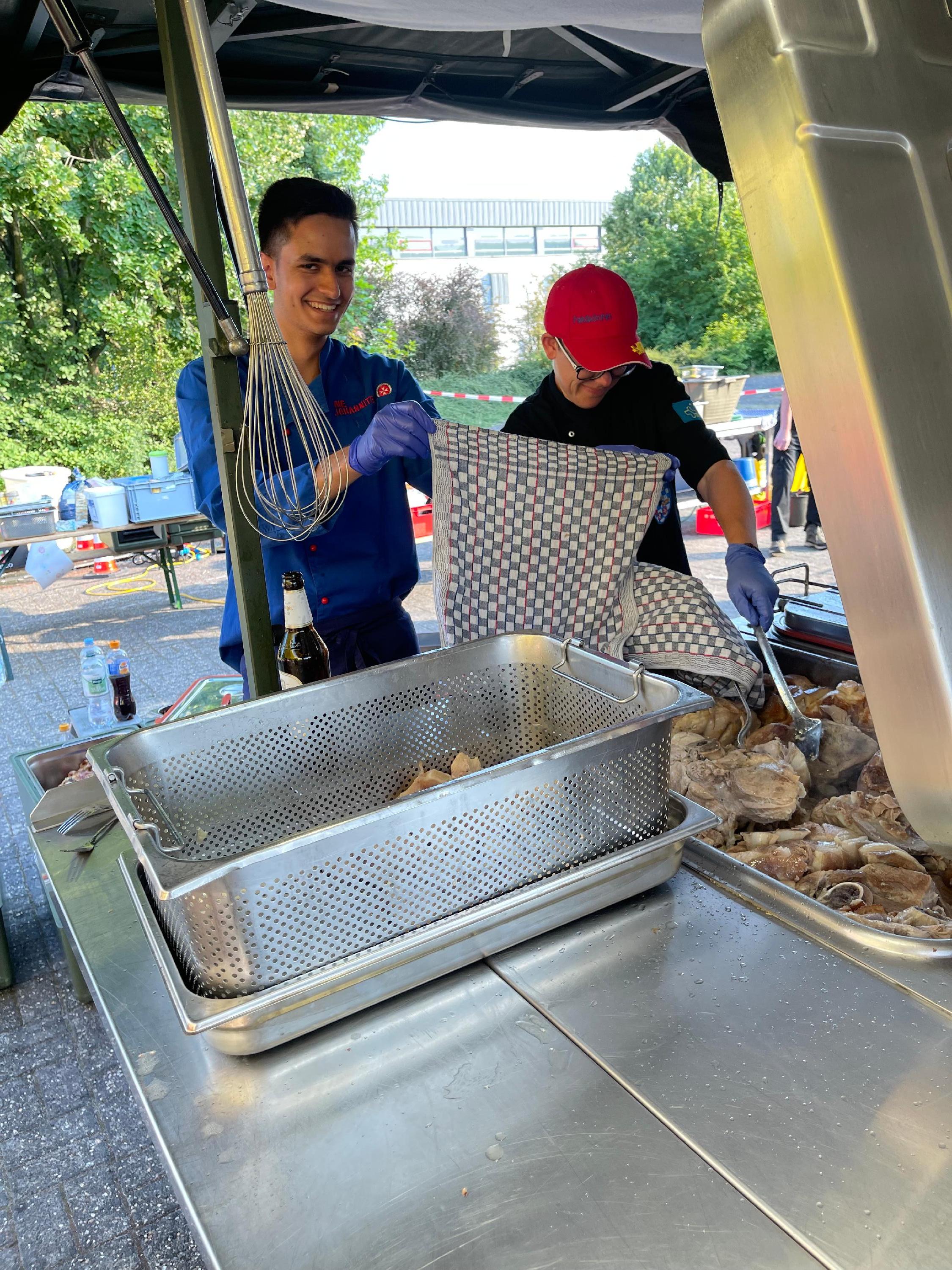 Ein schmackhaftes und nahrhaftes Essen für die Helfer, möglichst mit frischen Produkten: Das ist das Ziel des Küchenteams. Auch wenn sie nicht direkt im Katatrophengebiet waren und selbst Schlamm schippten, können sie die Helfer unterstützen.