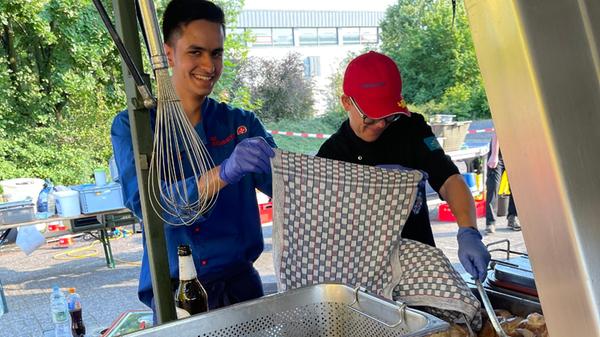 Ein schmackhaftes und nahrhaftes Essen für die Helfer, möglichst mit frischen Produkten: Das ist das Ziel des Küchenteams. Auch wenn sie nicht direkt im Katatrophengebiet waren und selbst Schlamm schippten, können sie die Helfer unterstützen.