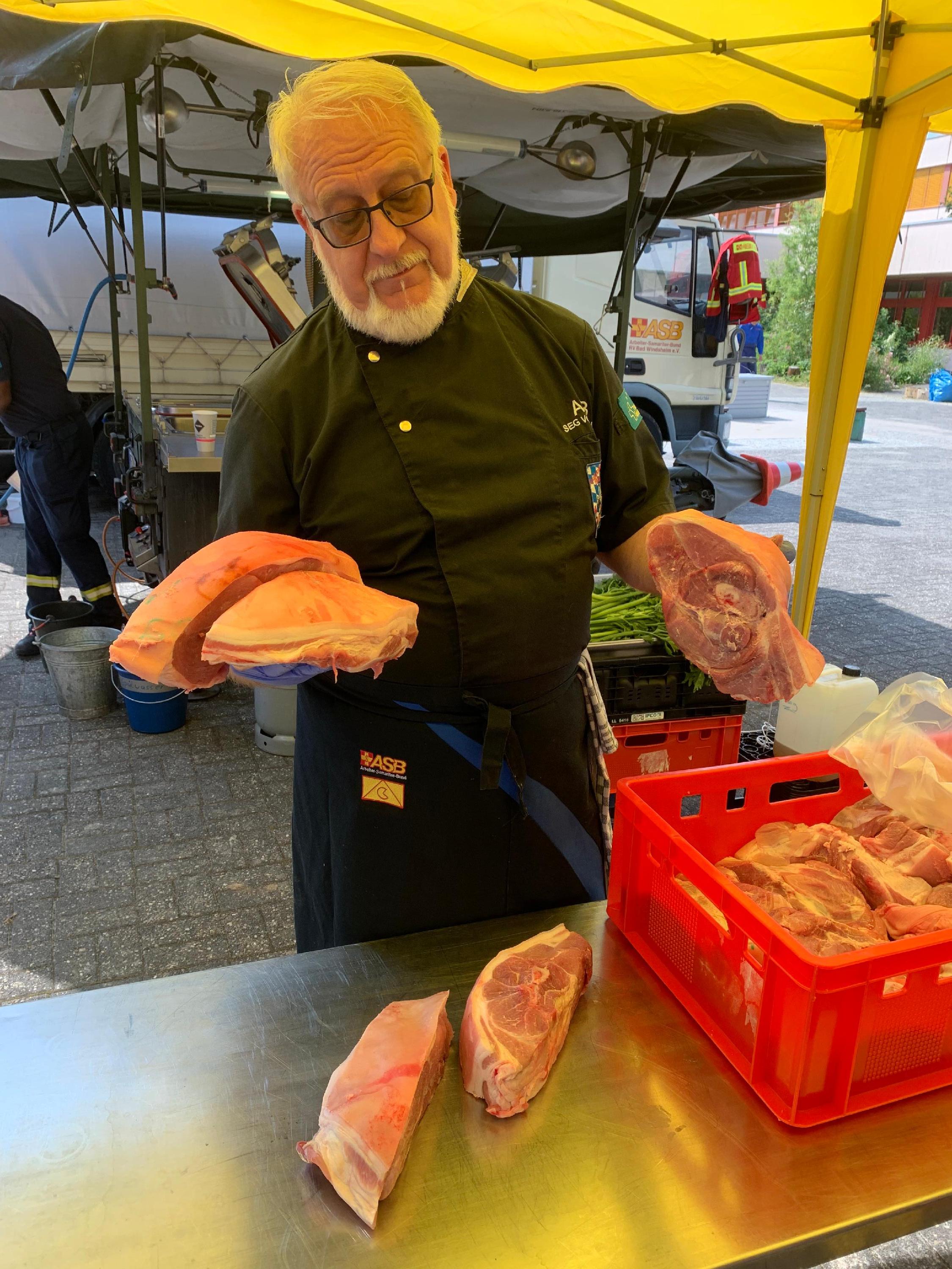 Schäufele sollte es geben, um die fränkischen Helfer aufzumuntern. Das stellte sich als schwierig heraus.