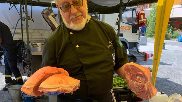 Schäufele sollte es geben, um die fränkischen Helfer aufzumuntern. Das stellte sich als schwierig heraus.