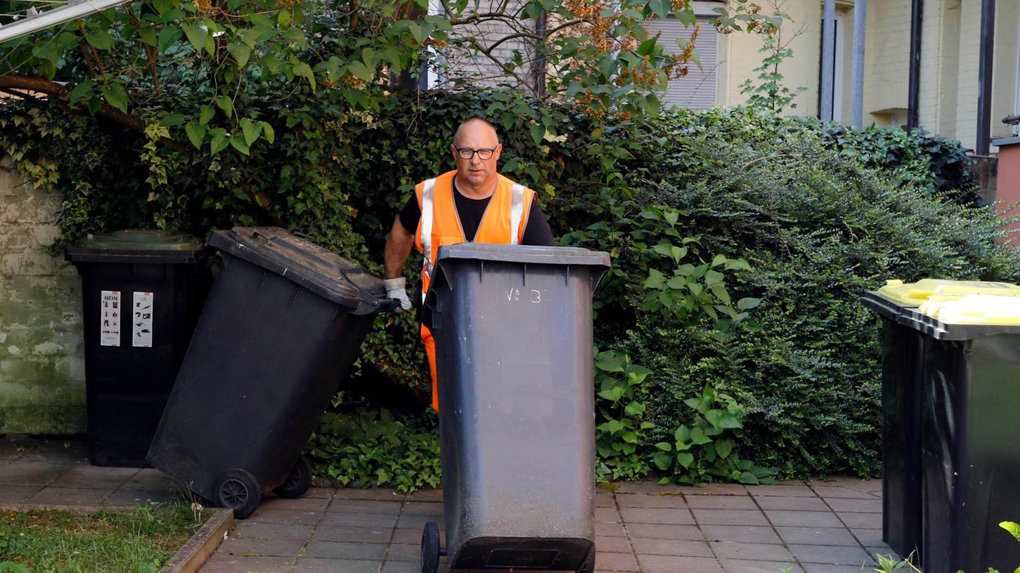 Müll lässt sich nicht aus dem Homeoffice entsorgen. Dazu braucht es auch in Pandemiezeiten Mitarbeiterinnen und Mitarbeiter vor Ort wie hier in Nürnberg (Archivfoto).
