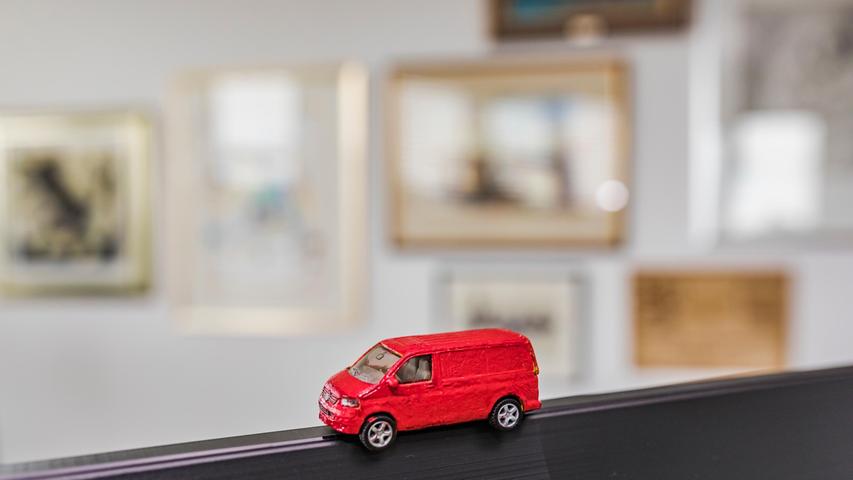 Der kleine rote VW-Bus, den Hacker übrigens in groß daheim stehen hat, steht direkt vor dem Bildschirm auf Hackers Schreibtisch. Vor fünf Jahren hat ihm sein Sohn das Gefährt geschenkt. 