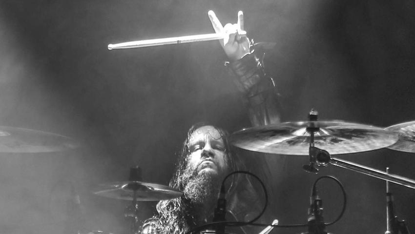 Das Gründungsmitglied der Band "Slipknot" starb am 26. Juli friedlich im Schlaf, wie seine Familie mitteilte. Er wurde nur 46 Jahre alt.