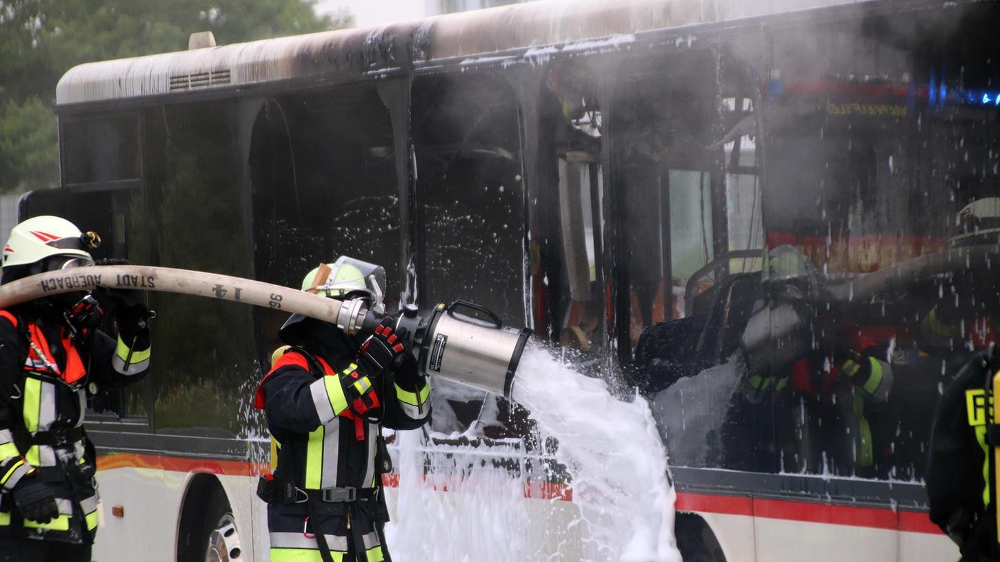 Die Busfahrerin reagierte souverän und stellte ihr Gefährt ab. Kurz darauf brannte es völlig aus.