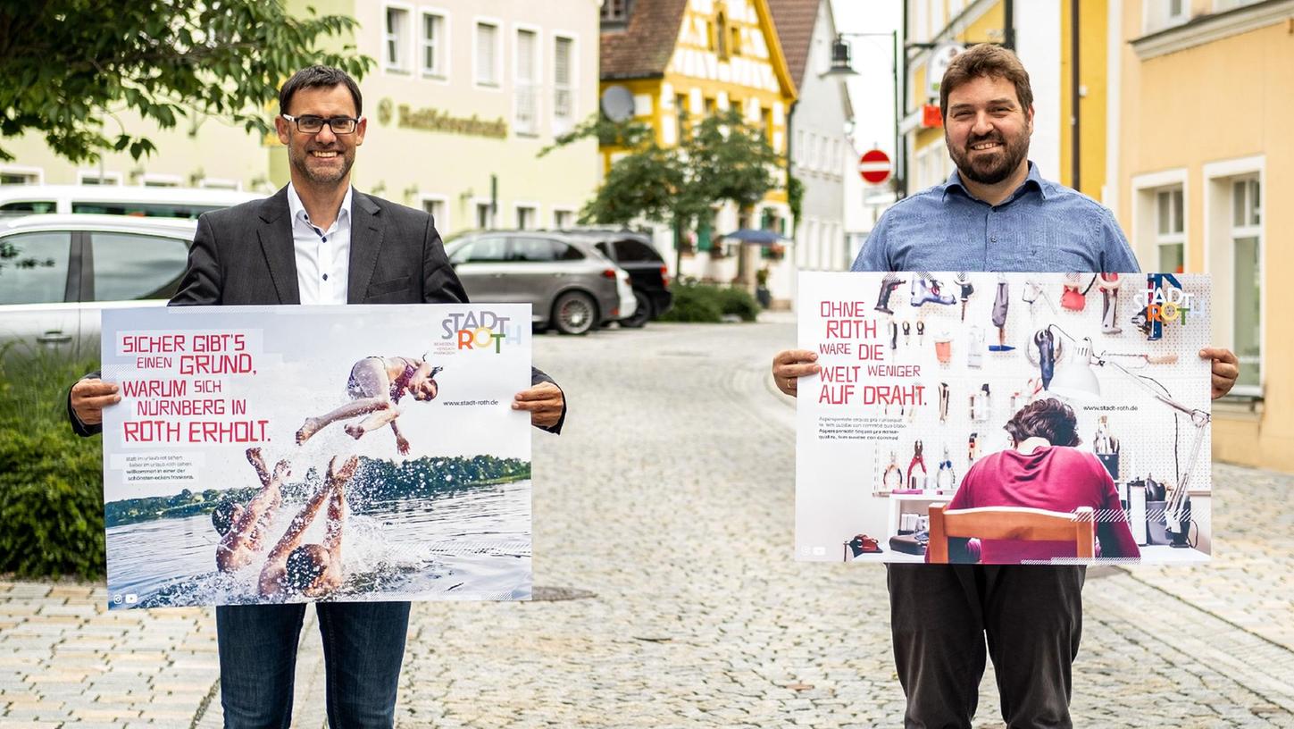 Stolz auf die neue Rother Stadtmarke: Bürgermeister Ralph Edelhäußer und Stadtmarketing-Beauftragter Mark Bartholl mit den ersten Motiven unter dem Motto "Bewegend. Herzlich. Fränkisch."   