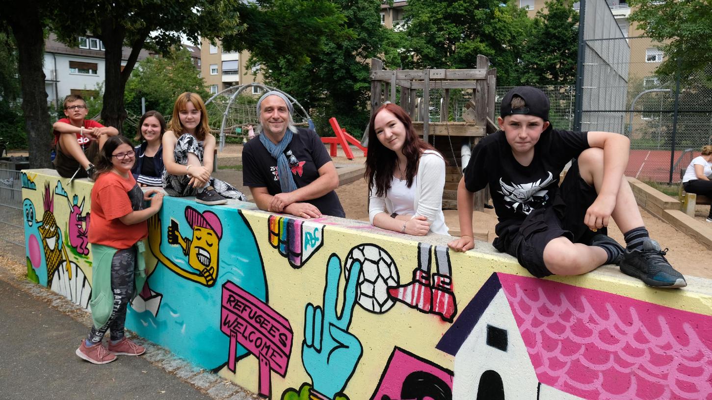 Streetart-Projekt zum Thema Menschenrechte: Gianluca, Charlin, Vanessa Schwarzkopf, Charleen, Arno Lang, Laura Güttler und Jason sorgen dafür, dass Gleißhammer noch bunter wird. Streetart-Projekt zum Thema Menschenrechte: Gianluca, Charlin, Vanessa Schwarzkopf, Charleen, Arno Lang, Laura Güttler und Jason sorgen dafür, dass Gleißhammer noch bunter wird.