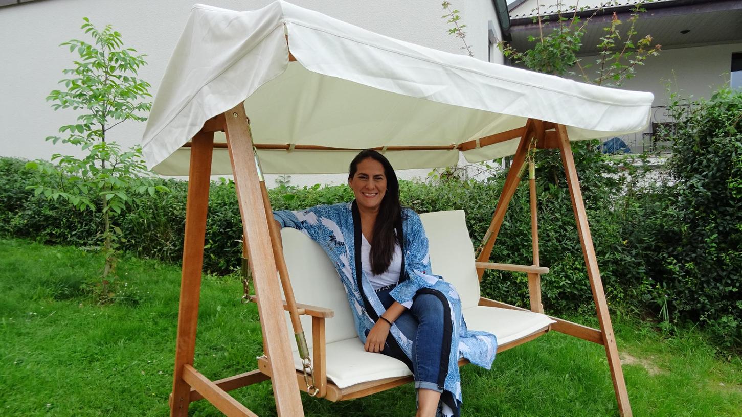 Hier fühlt sich Lilana Martinez wohl: auf der Hollywood-Schaukel in ihrem Garten in Oberreichenbach. Hier fühlt sich Lilana Martinez wohl: auf der Hollywood-Schaukel in ihrem Garten in Oberreichenbach.