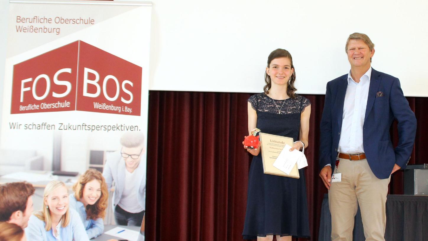 Als Schulbeste der FOS wurde Katharina La Rocca mit dem Sparkassenförderpreis ausgezeichnet, den Peter Schiebsdat überreichte.
Als Schulbeste der FOS wurde Katharina La Rocca mit dem Sparkassenförderpreis ausgezeichnet, den Peter Schiebsdat überreichte.