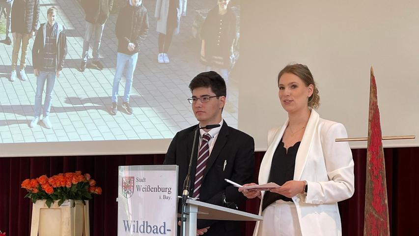 Die Schülersprecher Daniel Terres und Laura Liegel verglichen ihre Schulzeit mit einer Fernsehserie in zwölf Staffeln.