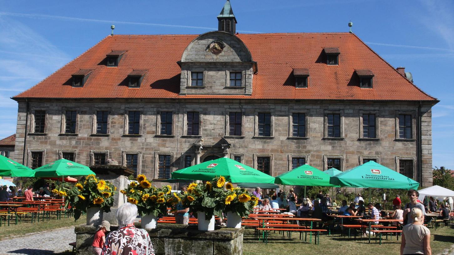 Das Schloss in Hemhofen in Vor-Corona-Zeiten beim jährlichen Hoffest, ist ins „Kommunale Denkmalkonzept“ aufgenommen und wird jetzt gewissermaßen „kartografiert“.