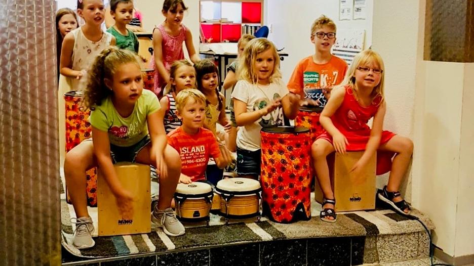Die jungen Talente werden beim Abschlussvorspiel ihre Freude am Musizieren sicher schnell auf die Zuhörer am „Seerosenteich“ im Bad Windsheimer Kurpark übertragen.
Die jungen Talente werden beim Abschlussvorspiel ihre Freude am Musizieren sicher schnell auf die Zuhörer am „Seerosenteich“ im Bad Windsheimer Kurpark übertragen.