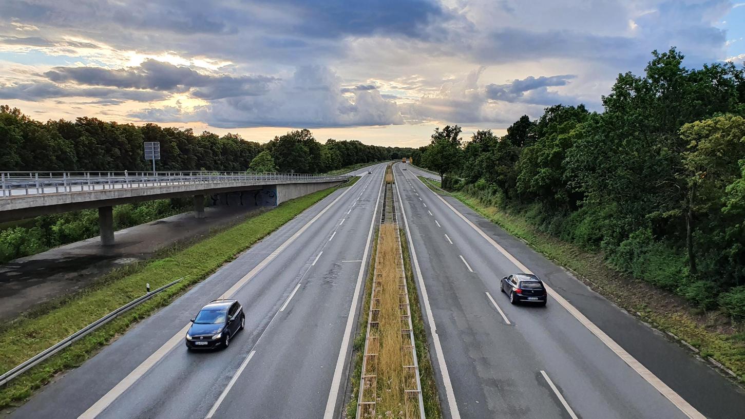 Die Südwesttangente ist keine Autobahn - und kostet die Städte Nürnberg und Fürth deshalb Millionen Euro.
Die Südwesttangente ist keine Autobahn - und kostet die Städte Nürnberg und Fürth deshalb Millionen Euro.