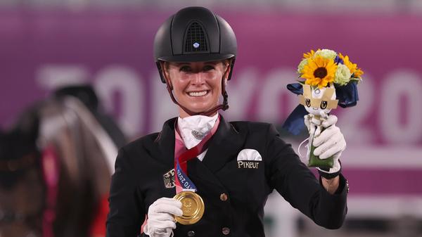 Deutschlands Sieg-Garantie hat einen Namen: Jessica von Bredow-Werndl begeisterte nicht nur im Team, sondern auch im Einzel. Nach einer fantastischen Kür mit ihrem Pferd Dalera war der Lohn für 35-Jährige aus dem bayerischen Tuntenhausen erneut ein goldiger.