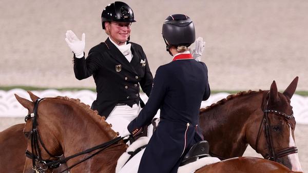 Isabell Werth, die Lehrmeisterin der Gold-Sammlerin, musste sich nur ein bisschen grämen. Die 52-Jährige verpasste mit Silber zwar einen olympischen Rekord. Mit ihrer achten Gold-Medaille seit 1992 hätte die Reiterin aus Rheinberg im deutschen Medaillen-Ranking mit der Kanutin Birgit Fischer gleichgezogen, die achtmal Gold und viermal Silber in ihrer Olympia-Bilanz stehen hat. Werth, so merkte man schnell, konnte dies mit viel Sportsgeist jedoch leicht verkraften.