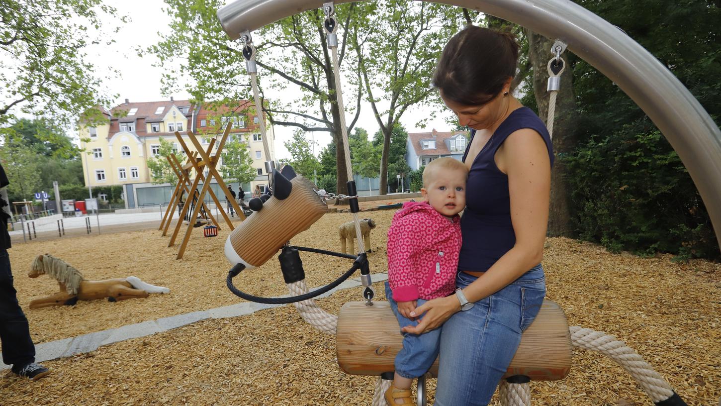 Eine Oase für Kinder: Am Nordklinikum ist ein neuer Spielplatz entstanden. Platanen spenden in heißen Sommern Schatten. Foto: Eduard Weigert