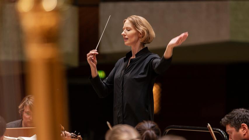 Klare Schlagtechnik, ausgeprägtes Gefühl für Klangnuancen: Joana Mallwitz hat als Dirigentin viele Qualitäten.
