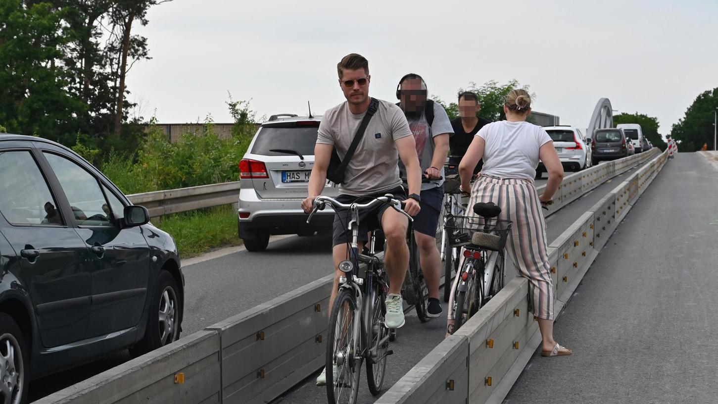 Für Fahrradfahrer und Fußgänger wurde in der Baustelle auf der Autobahnbrücke der Eltersdorfer Straße eine Furt eingerichtet, die so schmal ist, dass Fahrradfahrer nicht aneinander vorbei kommen.