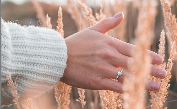 Diesen schönen Ring trägt Viola Matthäus seit letztem Herbst am Finger.
Diesen schönen Ring trägt Viola Matthäus seit letztem Herbst am Finger.