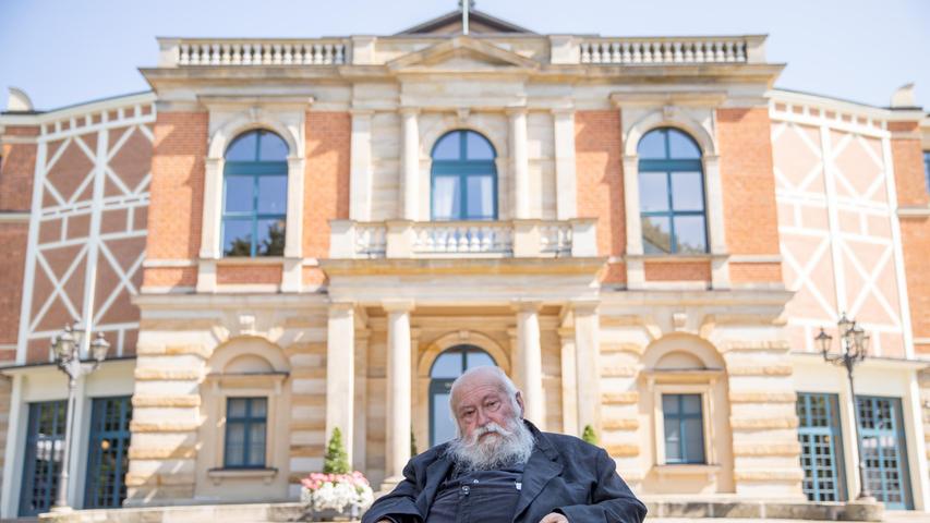 Aktionskünstler Hermann Nitsch vor dem Bayreuther Festspielhaus.
Aktionskünstler Hermann Nitsch vor dem Bayreuther Festspielhaus.