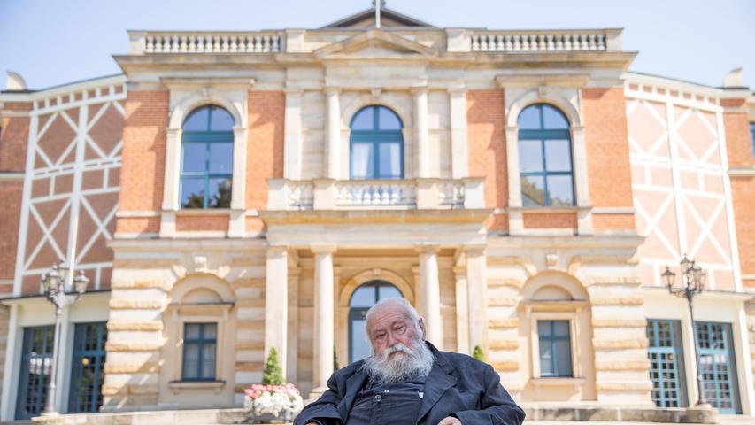 Aktionskünstler Hermann Nitsch vor dem Bayreuther Festspielhaus.