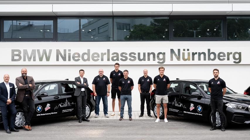 Gruppenbild mit Ice Tigers: Die neuen Dienstwagen stammen künftig von BMW.
Gruppenbild mit Ice Tigers: Die neuen Dienstwagen stammen künftig von BMW.