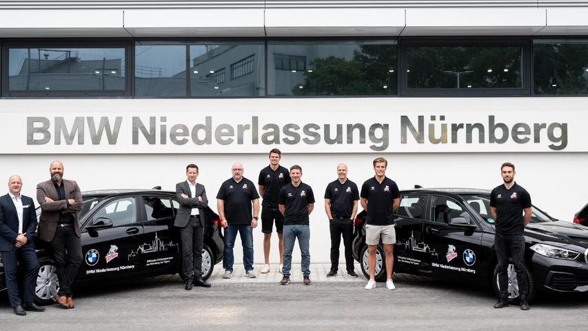 Gruppenbild mit Ice Tigers: Die neuen Dienstwagen stammen künftig von BMW.