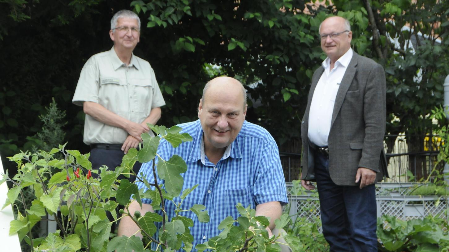Sind zuversichtlich: Behördenleiter Gerd Düll (Mitte), der Bereichsleiter Landwirtschaft, Horst Krehn (rechts), und Bereichsleiter Forsten, Christian Kölling (links)
Sind zuversichtlich: Behördenleiter Gerd Düll (Mitte), der Bereichsleiter Landwirtschaft, Horst Krehn (rechts), und Bereichsleiter Forsten, Christian Kölling (links)