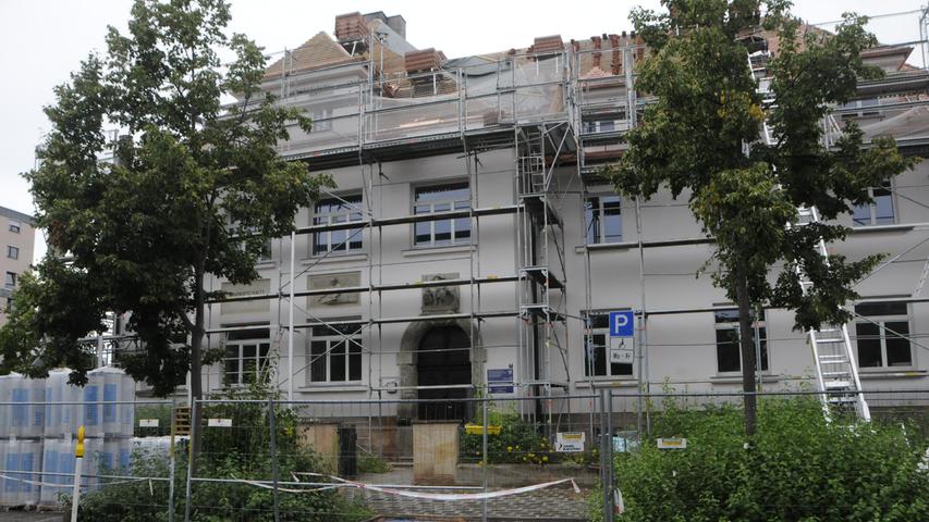 Das Dach des Fürther Amtes wird derzeit saniert. Die innere Organisation der Behörde ist schon umgebaut worden.
Das Dach des Fürther Amtes wird derzeit saniert. Die innere Organisation der Behörde ist schon umgebaut worden.