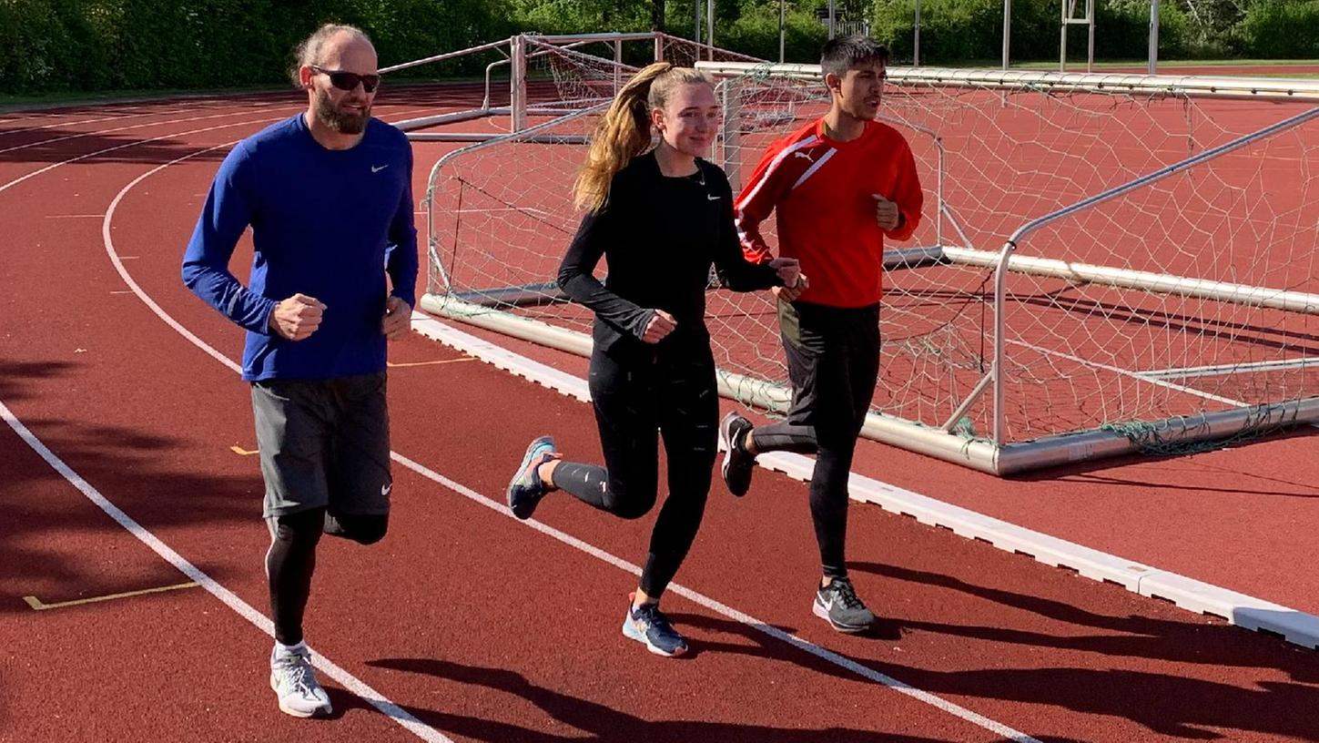 Erfolgreiches Trio: Trainer Jan Schindzielorz mit Lea Knauer und Sascha Babel.