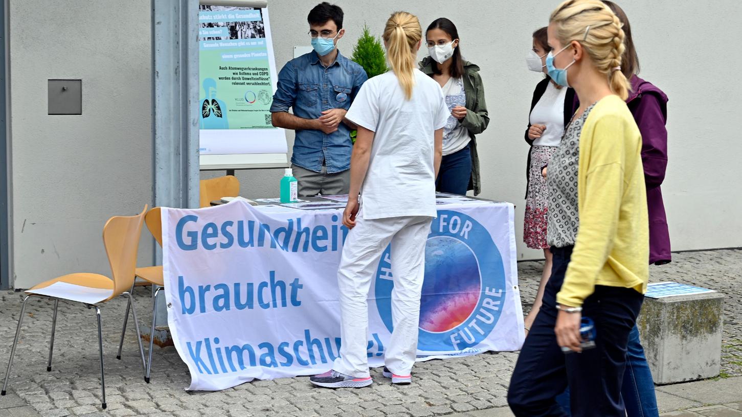 Mit einem Stand vor der Palmeria der Uniklinik in Erlangen macht die Ortsgruppe von "Health 4 Future" darauf aufmerksam, dass Gesundheit ohne Klimaschutz nicht funktioniert. 