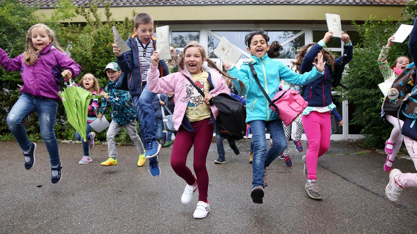 Endlich Sommerferien! Bayerns Schülerinnen und Schüler haben allen Grund zur Freude. Endlich Sommerferien! Bayerns Schülerinnen und Schüler haben allen Grund zur Freude.
