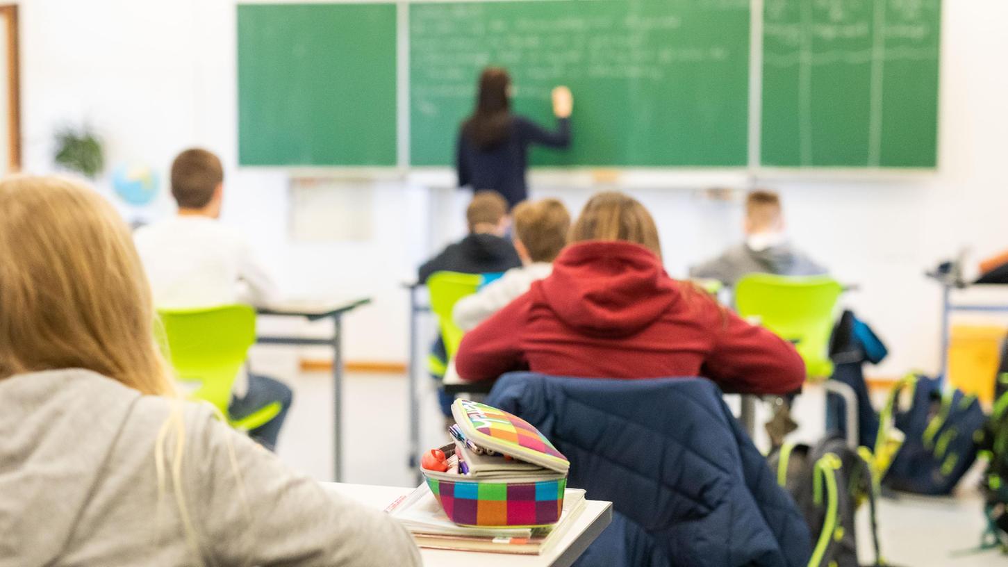 Können Schülerinnen und Schüler wenigstens vom Digitalisierungsschub profitieren? Landesschülersprecher Moritz Meusel sagt: Bisher nicht. Der Präsenzunterricht geht so weiter wie vor der Krise. Können Schülerinnen und Schüler wenigstens vom Digitalisierungsschub profitieren? Landesschülersprecher Moritz Meusel sagt: Bisher nicht. Der Präsenzunterricht geht so weiter wie vor der Krise.