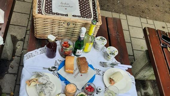 Blumenbeete und schattenspendende Bäume: Das Marmelädchen am Joseph-Otto-Platz bietet auch Sitzbänke und zwei Tische. Hier lassen es sich Gäste schmecken.