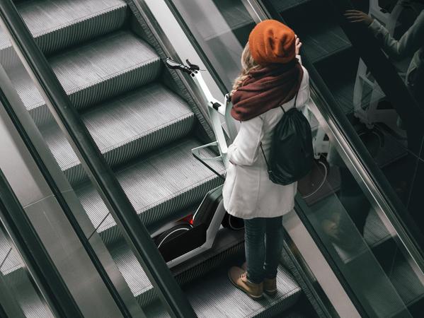Macht sich klein: So klappt auch das Benutzen der Rolltreppe. Macht sich klein: So klappt auch das Benutzen der Rolltreppe.