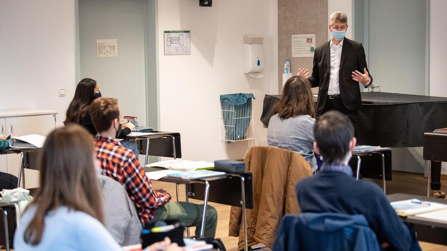 Der bayerische Kultusminister Michael Piazolo - hier bei einem Unterrichtsbesuch - entschied sich für das Konzept der Sommerschulen, um Defizite durch den Distanzunterricht bei den Jugendlichen zu beheben. Nach Ansicht der heimischen Schulleiter sind weitere Förderkurse im nächsten Schuljahr nötig, um nachhaltige Effekte zu erzielen. Der bayerische Kultusminister Michael Piazolo - hier bei einem Unterrichtsbesuch - entschied sich für das Konzept der Sommerschulen, um Defizite durch den Distanzunterricht bei den Jugendlichen zu beheben. Nach Ansicht der heimischen Schulleiter sind weitere Förderkurse im nächsten Schuljahr nötig, um nachhaltige Effekte zu erzielen.