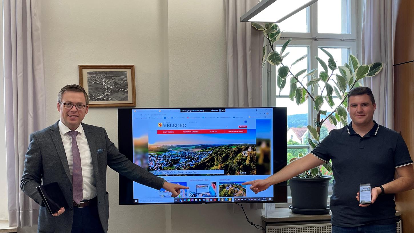 Velburgs Bürgermeister Christian Schmid (links) stellt das Rathaus Service-Portal vor. Velburgs Bürgermeister Christian Schmid (links) stellt das Rathaus Service-Portal vor.