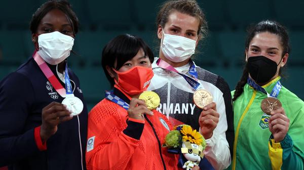 Gold wurde es nicht, immerhin aber Bronze: Weltmeisterin Anna-Maria Wagner reiste gut einen Monat nach ihrem Titel-Coup mit großen Ambitionen nach Tokio. Im Halbfinale verlor die Ravensburgerin allerdings gegen Shori Hamada, eine Lokalmatadorin und weitere Gold-Favoritin. Immerhin sprang für Wagner im ehrwürdigen Judo-Tempel Nippon Budokan noch Platz drei in der Gewichtsklasse bis 78 Kilogramm heraus.