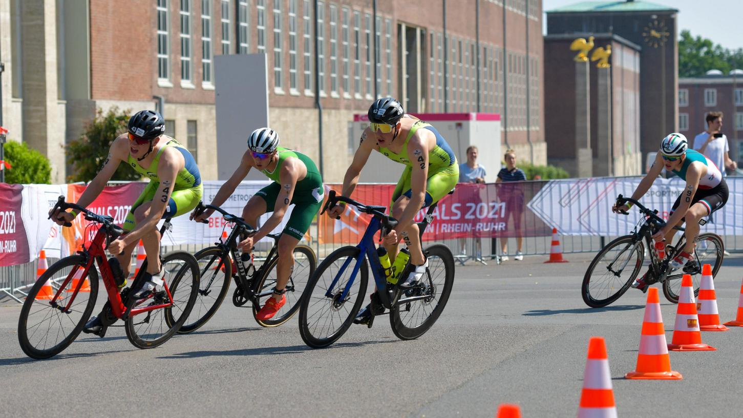 Startet in der Triathlon-Bundesliga:  Simon Henseleit vom "hep Team NSU" (Zweiter von rechts) beim Saisonauftakt 2021 im Rahmen der Finals in Berlin.