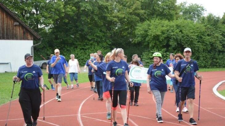 Dabei sein und beitragen zum gemeinsamen Ziel, jede und jeder nach seinen Fähigkeiten. Hier bei der Stadion-Runde im Nordic Walking.