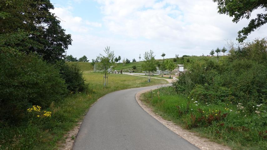 Verbindungweg entlang des Lärmschutzwalls - gern von Joggern genutzt. 