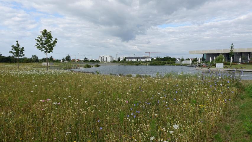 Der Stadtteil Herzo Base III am Horizont, im Vordergrund der künstliche See auf der World of Sports, die in diesem Teil öffentlich zugänglich ist. 