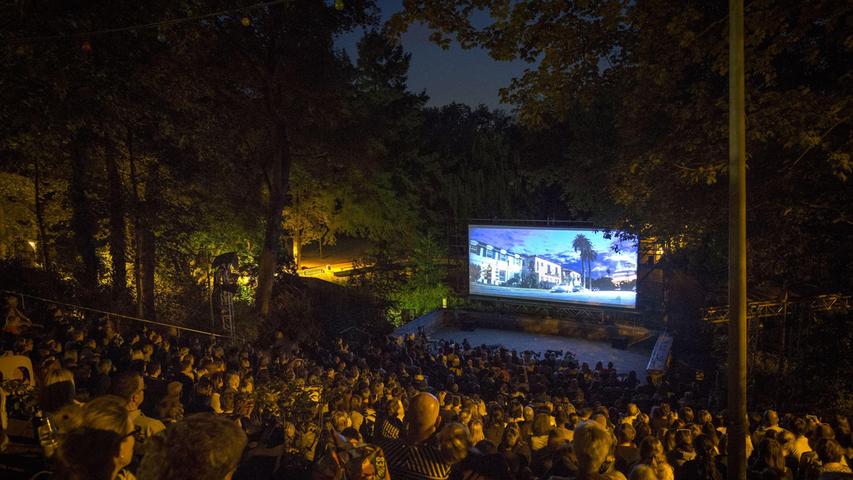 Auch diesen Sommer findet wieder das Sommernachtfilmfestival in Nürnberg, Fürth, Erlangen und Schwabach statt. An unterschiedlichen Spielorten werden im Freien sowohl neue Blockbuster als auch alte Klassiker gezeigt. In romantischer Atmosphäre lässt sich der Film unter dem Sternenhimmel genießen.
