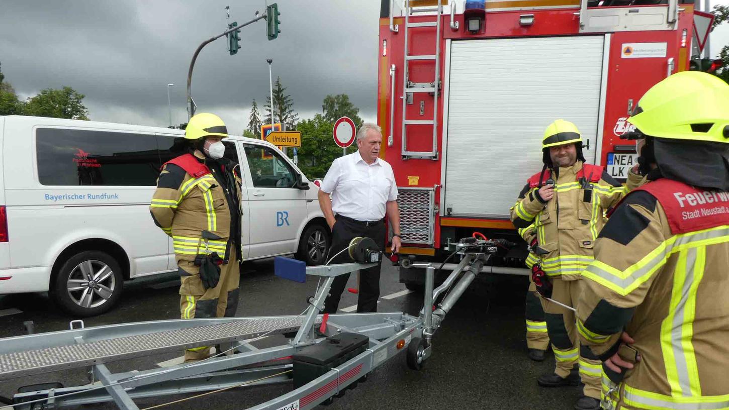 In der akuten Hochwasserlage schaute sich Neustadts Bürgermeister Klaus Meier an den Einsatzstellen der Rettungskräfte um. In der akuten Hochwasserlage schaute sich Neustadts Bürgermeister Klaus Meier an den Einsatzstellen der Rettungskräfte um.