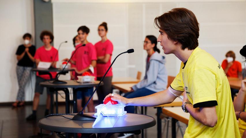 Obwohl Felix Pöllmann (17) mit seiner Lektüre für das "Battle of the Books" nicht sehr zufrieden ist, staubt er für sein Team einige Punkte ab.   